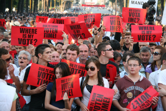 알바니아 국민들이 준연동형 비례대표제에 항의해 "내 표가 어디로 간거냐(WHERE IS MY VOTE)"라는 손피켓을 들고 시위에 나서고 있다(자료사진). ⓒ뉴시스