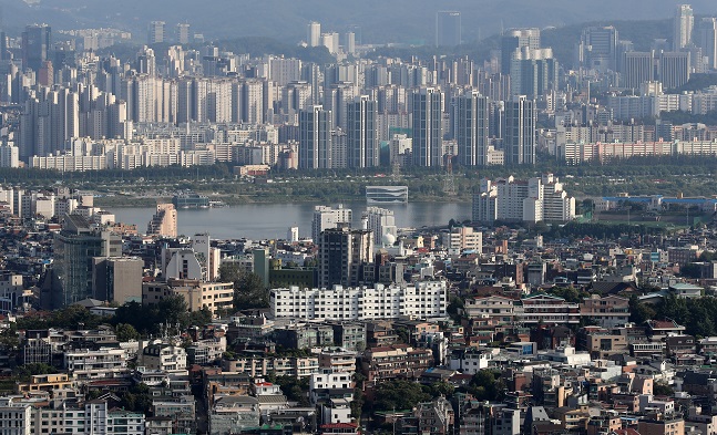 서울 용산구 N서울타워에서 바라본 서울 주택과 아파트 단지 모습.ⓒ뉴시스