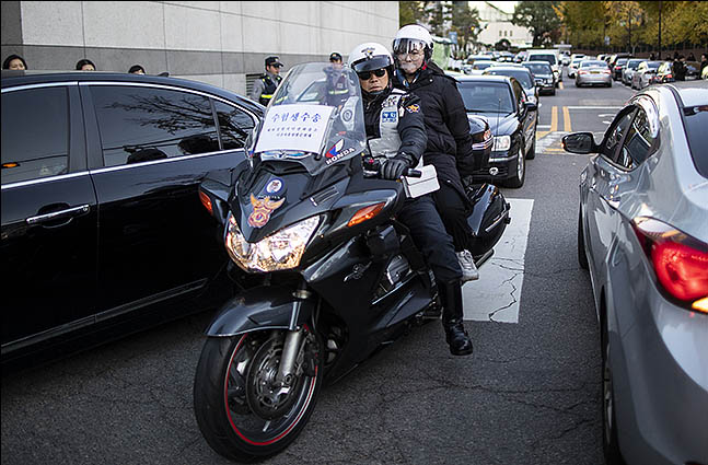 2020학년도 대학수학능력시험일인 14일 오전 서울 중구 이화여자외국어고등학교에 마련된 시험장에 수험생이 경찰 오토바이를 타고 도착하고 있다. ⓒ데일리안 류영주 기자