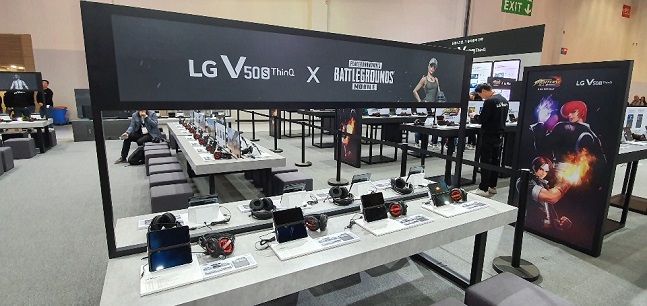 LG전자가 14일부터 17일까지 부산 벡스코에서 열리는 국제게임전시회 ‘지스타(G-STAR) 2019’에서 역대 최대 규모의 전시공간을 마련했다. 사진은 LG전자 모바일 부스에 전시돼있는 ‘LG V50S ThinQ’ 모습.ⓒ데일리안 김은경 기자