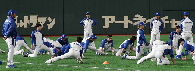 14일 일본 도쿄돔에서 진행된 2019 WBSC 프리미어12 슈퍼라운드 공식 훈련에서 한국 야구대표팀 선수들이 몸을 풀고 있다. ⓒ데일리안 홍금표 기자