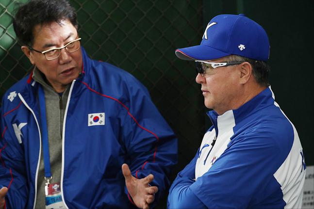 14일 일본 도쿄돔에서 진행된 2019 WBSC 프리미어12 슈퍼라운드 공식 훈련에서 한국 야구대표팀을 이끄는 김경문 감독이 김시진 KBO 기술위원장과 더그아웃에서 대화를 하고 있다. ⓒ데일리안 홍금표 기자