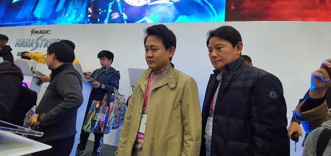 방준혁 넷마블 의장(왼쪽)과 권영식 대표가 14일 부산 벡스코에서 열린 ‘지스타(G-STAR) 2019’ 행사장에 방문해 넷마블 부스를 둘러보고 있다.ⓒ데일리안 김은경 기자