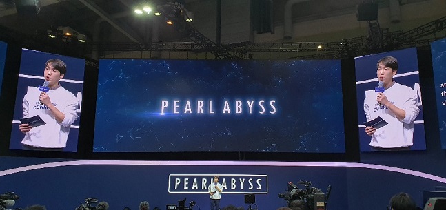정경인 펄어비스 대표가 14일 부산 벡스코에서 열린 ‘지스타(G-STAR) 2019’에서 ‘펄어비스 커넥트(Pearl Abyss Connect) 2019’를 열고 신작 4종의 트레일러와 게임 정보를 공개하고 있다.ⓒ데일리안 김은경 기자
