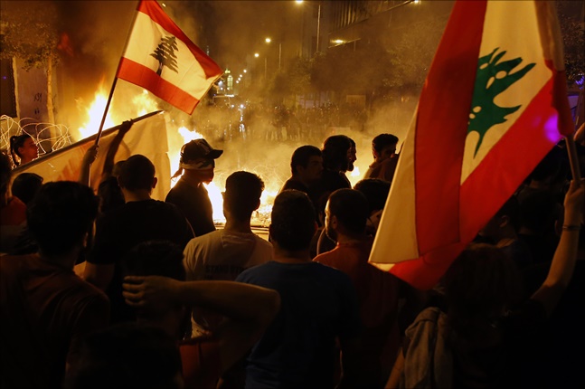 레바논은 정부와 시위자들의 대립으로 일촉즉발의 상황이다. ⓒ 뉴시스 