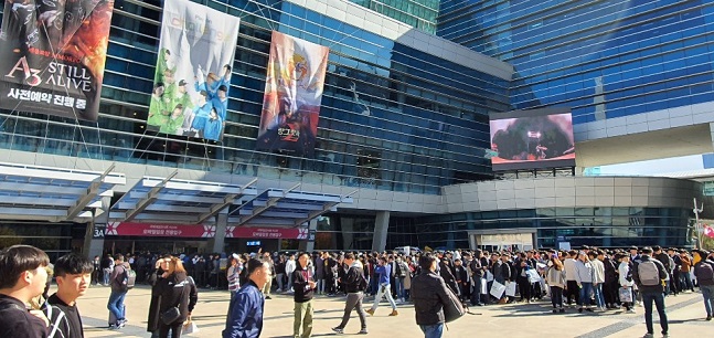 지난 14일 부산 벡스코에서 ‘지스타(G-STAR) 2019’가 개막한 가운데 관람객들이 행사장 앞에서 입장을 기다리고 있다.ⓒ데일리안 김은경 기자 