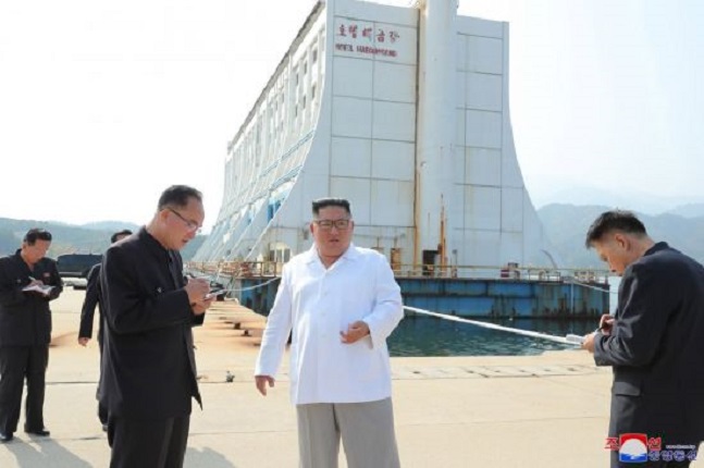금강산 관광시설 현지지도를 하고 있는 김정은 북한 국무위원장. ⓒ조선중앙통신