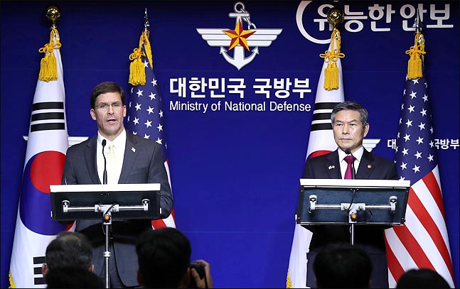 정경두 국방부 장관과 마크 에스퍼 미국 국방부 장관이 15일 서울 용산구 국방부에서 열린 제51차 안보협의회(SCM) 공동 기자회견을 하고 있다.ⓒ사진공동취재단