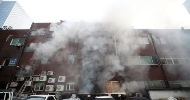 서울 서초구의 한 상가 건물에서 화재가 발생해 소방관을 포함해 17명이 다치고 지하층이 불에 타는 등 피해가 발생했다.ⓒ연합뉴스