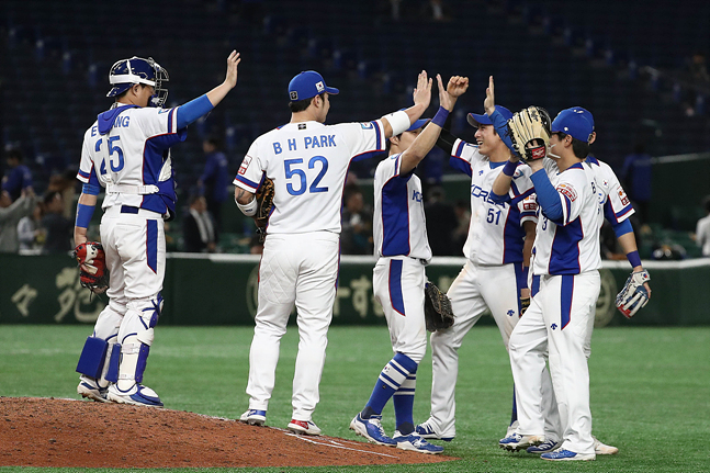 멕시코전 승리 후 자축하는 한국 야구대표팀. ⓒ 데일리안 홍금표 기자
