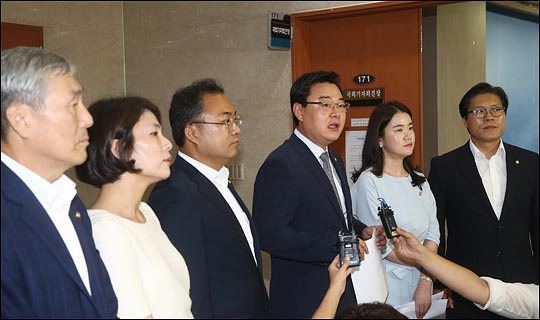 김성원 자유한국당 대변인(사진 가운데)이 16일 문재인정부를 향해 북한인권 문제에 눈을 감고 있다고 엄중한 비판을 가했다. ⓒ데일리안