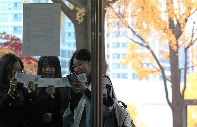 2020학년도 대학수학능력시험을 하루 앞둔 13일 오전 서울 중구 이화여자고등학교에 수험생들이 예비소집에 참석해 시험장을 확인하고 있다. ⓒ데일리안 류영주 기자