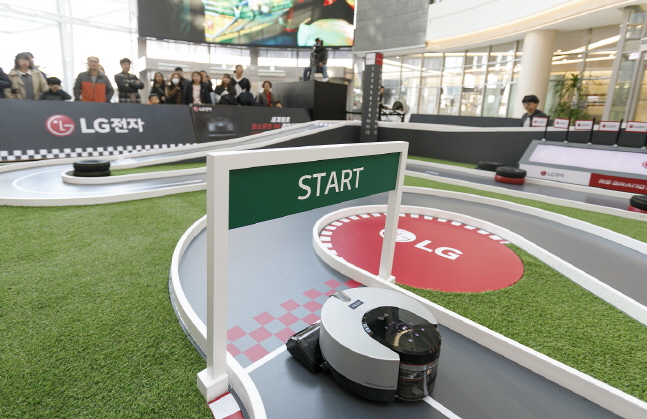 LG전자가 16일 서울 영등포 타임스퀘어 광장에서 국내 첫 로봇청소기 레이싱 대회 ‘2019 LG 코드제로 R9 그랑프리’를 개최했다. 사진은 프리미엄 로봇청소기 '코드제로 R9 씽큐(ThinQ)'가 9가지 미션으로 이뤄진 레이싱 코스를 질주하는 모습.ⓒLG전자