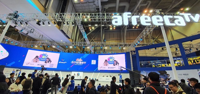 지난 15일 부산 벡스코에서 열린 ‘지스타(G-STAR) 2019’ 아프리카TV 부스에서 게임 생중계가 진행되고 있다.ⓒ데일리안 김은경 기자 

