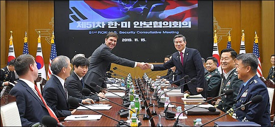 정경두 국방부 장관과 마크 에스퍼 미 국방장관이 지난 15일 오전 서울 용산구 국방부에서 제51차 한미안보협의회(SCM) 확대회담을 하고 있다. ⓒ사진공동취재단