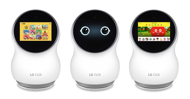 LG전자의 인공지능(AI) 홈로봇 ‘LG 클로이’에서 아들과딸 북클럽 콘텐츠(왼쪽)와 쥬니어네이버(오른쪽)가 동작하고 있는 모습.ⓒLG전자
