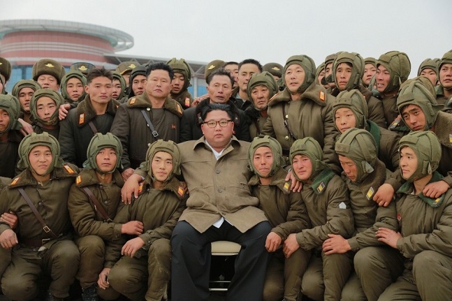 북한 기관지는 "김정은 국무위원장이 조선인민군 항공 및 반항공군 저격병구분대들의 강하훈련을 지도했다"고 18일 보도했다. ⓒ노동신문