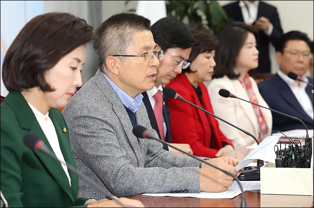 황교안 자유한국당 대표가 18일 오전 국회에서 열린 최고위원회의에서 모두발언을 하고 있다. ⓒ데일리안 박항구 기자