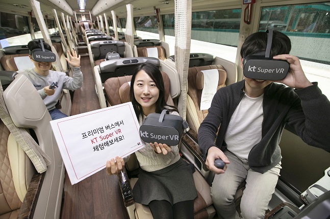 KT 모델들이 고속버스에 탑승해 슈퍼 VR 시범 서비스를 체험하고 있다.ⓒKT