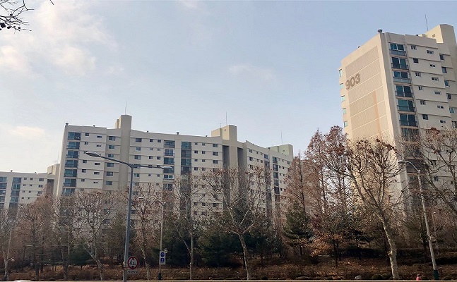 분양가상한제 적용 지역을 발표한 이후인 지난주에도 서울 아파트값은 0.09% 오르면서 22주 연속 상승세를 이어갔다. 서울의 한 아파트단지 모습.ⓒ데일리안