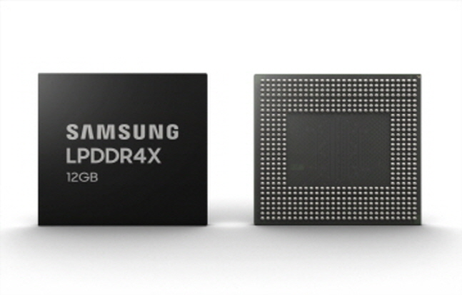 삼성전자 12GB LPDDR4X 모바일 D램.ⓒ삼성전자