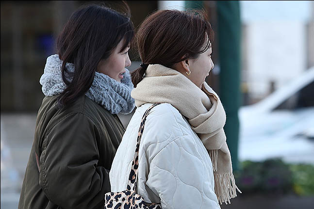 서울 아침 최저 기온이 영하 3.5도로 떨어진 19일 오전 서울 종로구 광화문광장에 두꺼운 옷을 입은 시민들이 발걸음을 재촉하고 있다. ⓒ데일리안 류영주 기자