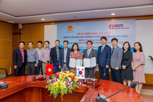 이종환 한국전력 기술혁신본부장(오른쪽에서 다섯 번째)이 베트남 산업통상부와 에너지효율화사업 협력 MOU를 체결한 뒤 관계자들과 기념촬영을 하고 있다.ⓒ한국전력