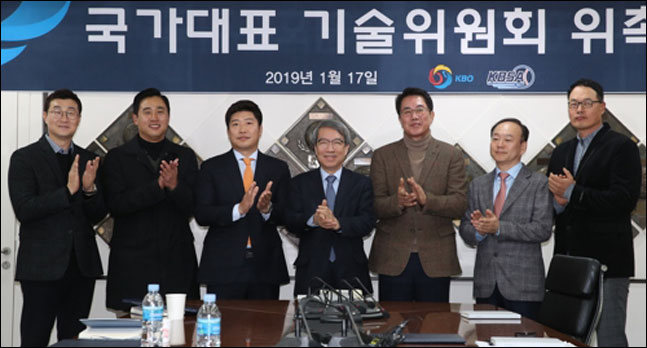 한화이글스 2군 감독에 선임된 최원호 전 국가대표 기술위원.(왼쪽에서 두 번째) ⓒ 연합뉴스