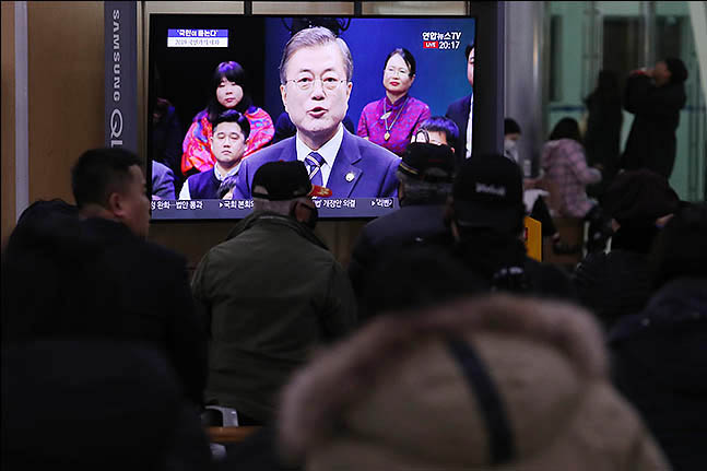 19일 오후 서울 용산구 서울역 대합실에서 에서 시민들이 문재인 대통령의 '국민이 묻는다, 2019 국민과의 대화' 생방송을 시청하고 있다. ⓒ데일리안 류영주 기자
