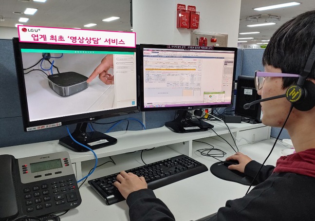 서울 금천구에 있는 LG유플러스 홈 고객센터에서 상담사가 셋톱박스 관련 영상상담을 진행하고 있다.ⓒLG유플러스