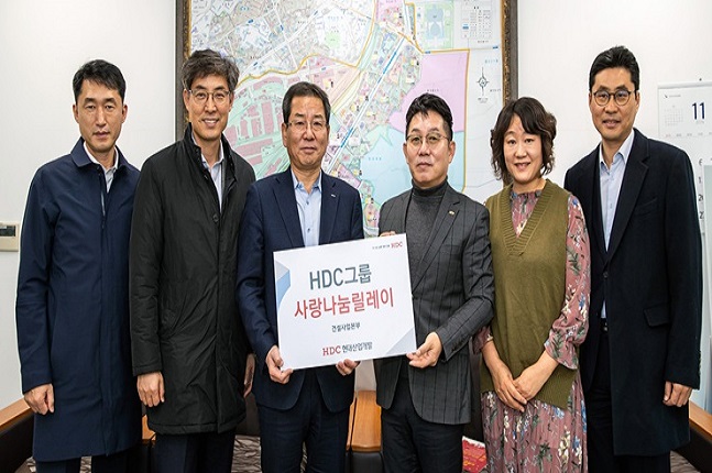 권순호 HDC현대산업개발 대표이사(왼쪽에서 세 번째)가 지난 19일 서울시 용산구 한강대로 일대에서 저소득층 가정을 위해 육아 지원금을 전달했다.ⓒHDC현대산업개발  