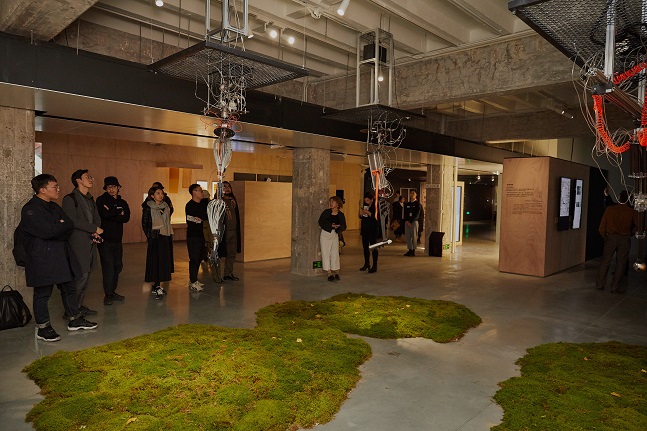 현대 모터스튜디오 글로벌 아트 프로젝트 개막식이 진행된 현대 모터스튜디오 베이징에서 관람객들이 전시 작품을 관람하는 모습. ⓒ현대자동차