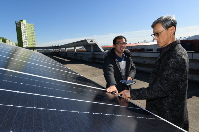 조경목 SK에너지 사장(오른쪽)이 건물 옥상에 설치된 태양광 패널을 살펴보고 있다.ⓒSK에너지