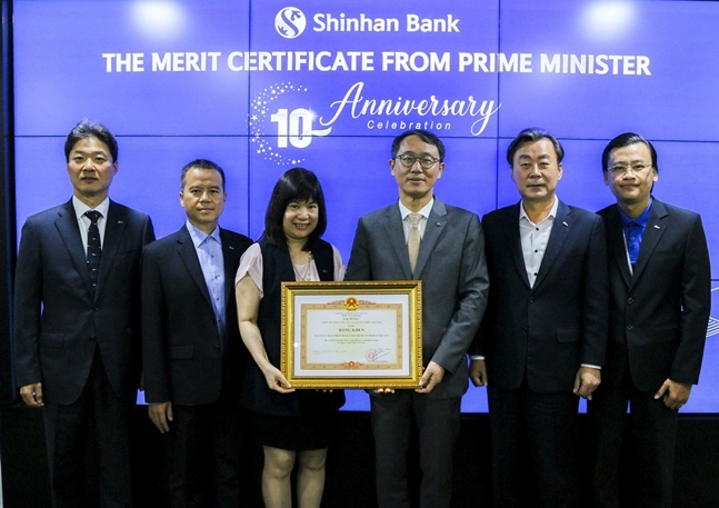 신동민 신한베트남은행 법인장(사진 왼쪽 네번째)이 베트남 호치민 소재 은행 본점에서 '베트남 총리상' 수상을 기념해 현지 관계자들과 기념사진을 촬영하고 있다.ⓒ신한은행
