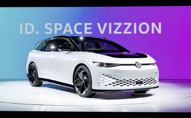 폭스바겐은 지난 20일 '2019 LA 오토쇼' 전야제에서 ID. 패밀리의 7번째 컨셉카이자 순수 전기차 모델인 ID. 스페이스 비전(ID. SPACE VIZZION)을 최초로 공개했다고 22일 밝혔다.ⓒ폭스바겐 코리아
