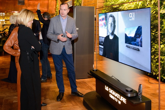 LG전자가 19일 러시아 모스크바 포시즌스 호텔에서 개최된 '마스터스 토크(Masters' Talk)' 행사에서 한 고객이 'LG시그니처 올레드 TV' 제품을 살펴보고 있다.ⓒLG전자