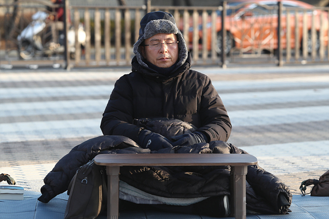 사흘째 단식을 이어가고 있는 황교안 자유한국당 대표가 22일 오전 서울 종로구 청와대 앞 분수대광장에서 자리를 잡고 앉아 있다. ⓒ데일리안 홍금표 기자