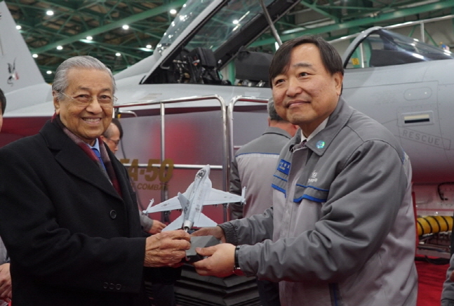 안현호 한국항공우주산업 사장(오른쪽)이 25일 경남 사천 본사를 방문한 마하티르 빈 모하마드 말레이시아 총리에게 FA-50 모형을 건네고 있다.ⓒ한국항공우주산업