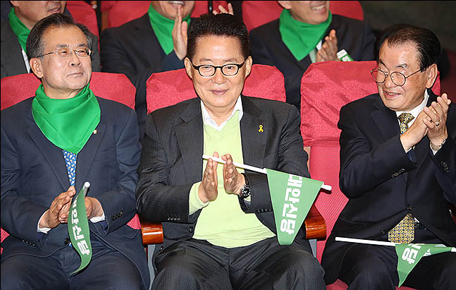지난 11월 17일 오후 서울 여의도 국회 의원회관에서 열린 대안신당 창당 발기인대회에 참석한 박지원 의원이 박수를 치고 있다. ⓒ데일리안 류영주 기자