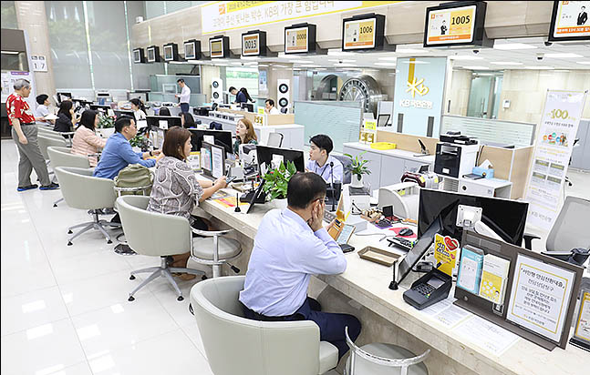 서울 여의도 KB국민은행 본점 상담 창구에 시민들이 대출 상담을 받고 있다. ⓒ데일리안 류영주 기자