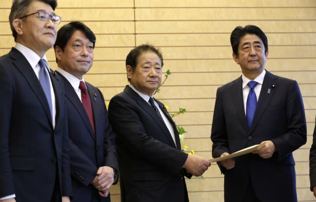 방위상을 지낸 오노데라 이츠노리 일본 자민당 의원(사진 왼쪽에서 두 번째)과 당 안보조사회장을 맡고 있는 이마즈 히로시 의원(오른쪽에서 두 번째)이 아베 신조 일본 총리와 함께 회의를 하고 있다(자료사진). ⓒ뉴시스
