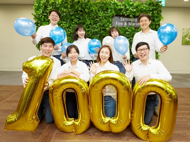 삼성화재 직원들이 국내 보험업계 최초 1000만고객 달성을 축하하고 있다.ⓒ삼성화재