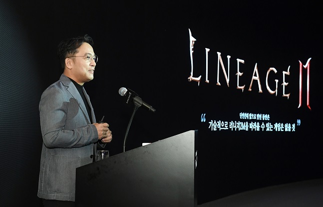 김택진 엔씨소프트 대표가 지난 9월 5일 서울 역삼동 더 라움에서 열린 리니지2M 미디어 쇼케이스 ‘세컨드 임팩트(2nd IMPACT)’에서 키노트 발표를 하고 있다.ⓒ엔씨소프트 
