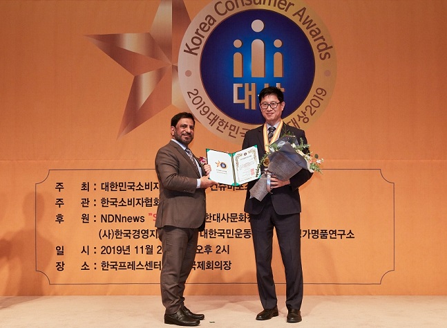 26일 한국프레스센터에서 열린 ‘2019 대한민국 소비자대상’에서 SK매직 관계자(오른쪽)가 올해의 최고제품상을 수상한 뒤 기념촬영을 하고 있다.ⓒSK매직