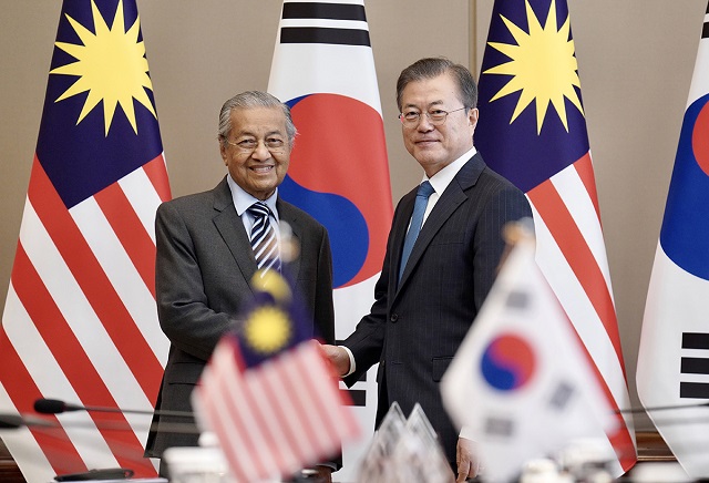 문재인 대통령과 마하티르 빈 모하맛 말레이시아 총리가 28일 청와대에서 가진 정상회담에서 악수를 하고 있다.ⓒ청와대