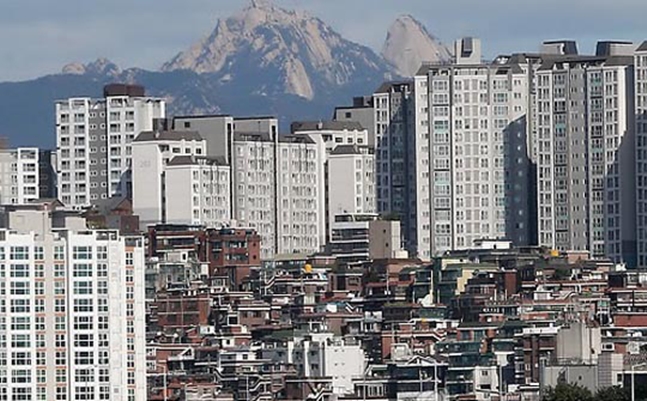 최근 아파트 거래가 줄어든 반면 전월세 거래량이 눈에 띄게 늘고 있다. 서울의 도심 전경.(자료사진) ⓒ데일리안DB