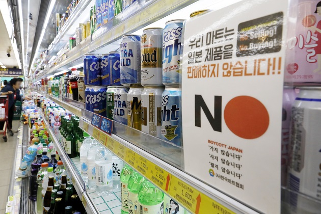 일본 주류를 판매하지 않는다는 문구가 게시된 서울 시내 한 마트 주류코너 모습.