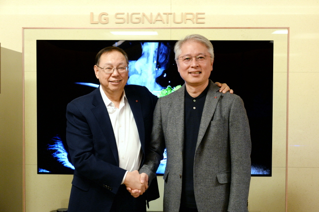 LG전자 신임 최고경영자(CEO)로 선임된 권봉석 사장(오른쪽)이 28일 서울 여의도 LG트윈타워 집무실에서 현 CEO인 조성진 부회장으로부터 축하 인사를 받고 있다.ⓒLG전자