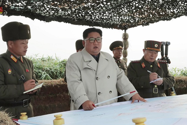 김정은 국무위원장이 서부전선에 위치한 창린도방어대를 시찰했다고 지난 25일 보도했다.(사진=조선중앙TV 영상 캡처)ⓒ뉴시스 
