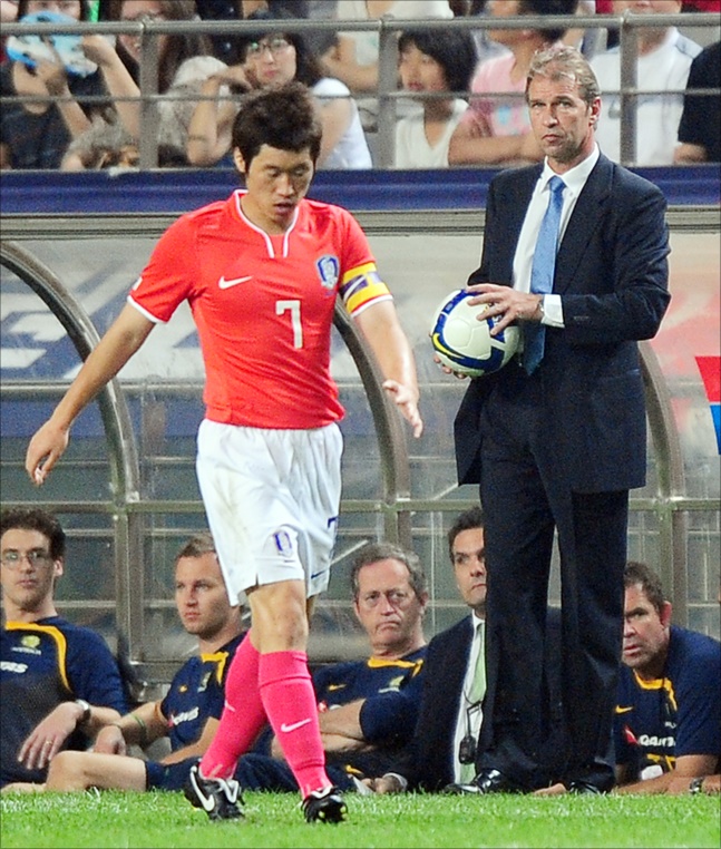 한국을 떠난 베어백 감독은 호주 대표팀 사령탑에 앉아 2010 남아공월드컵 진출을 이끌었다. ⓒ 뉴시스 